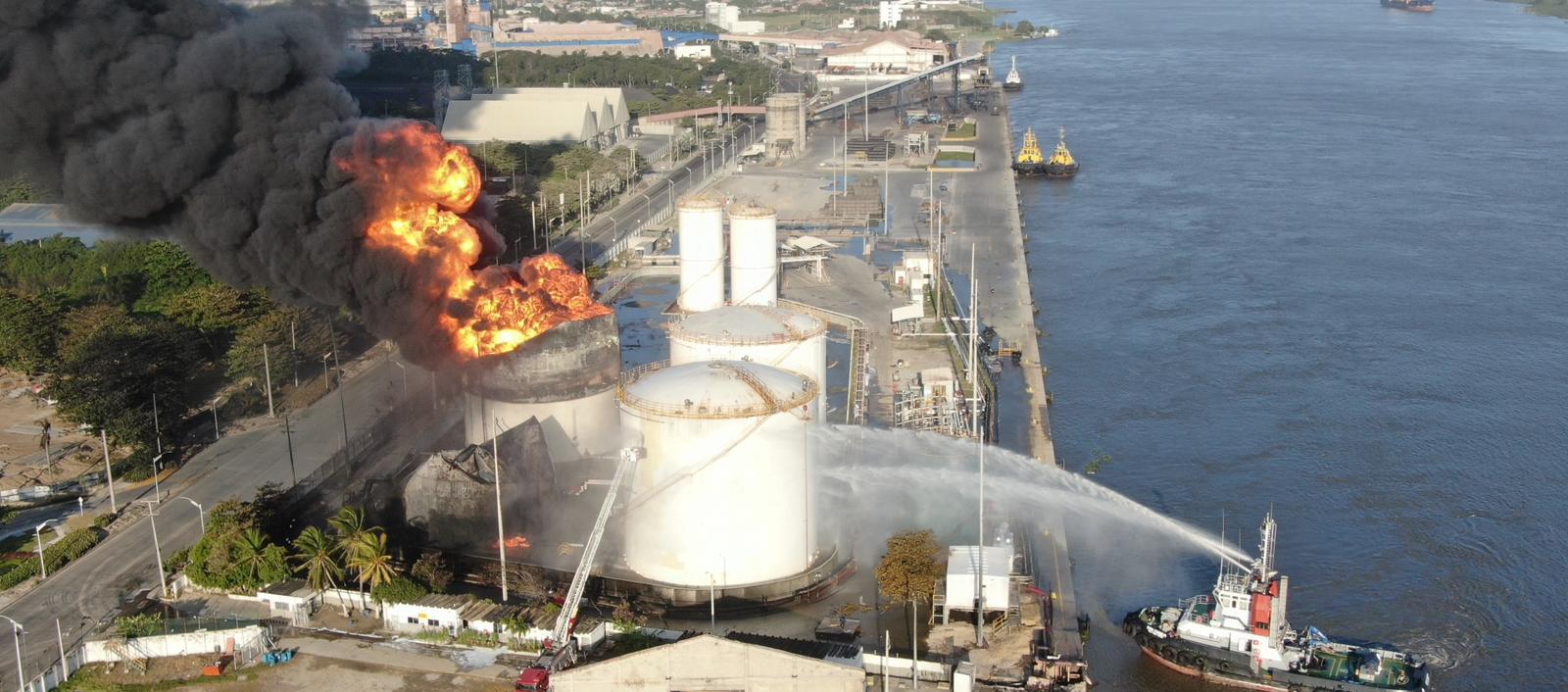 Control del incendio en la planta de Bravo Petroleum.