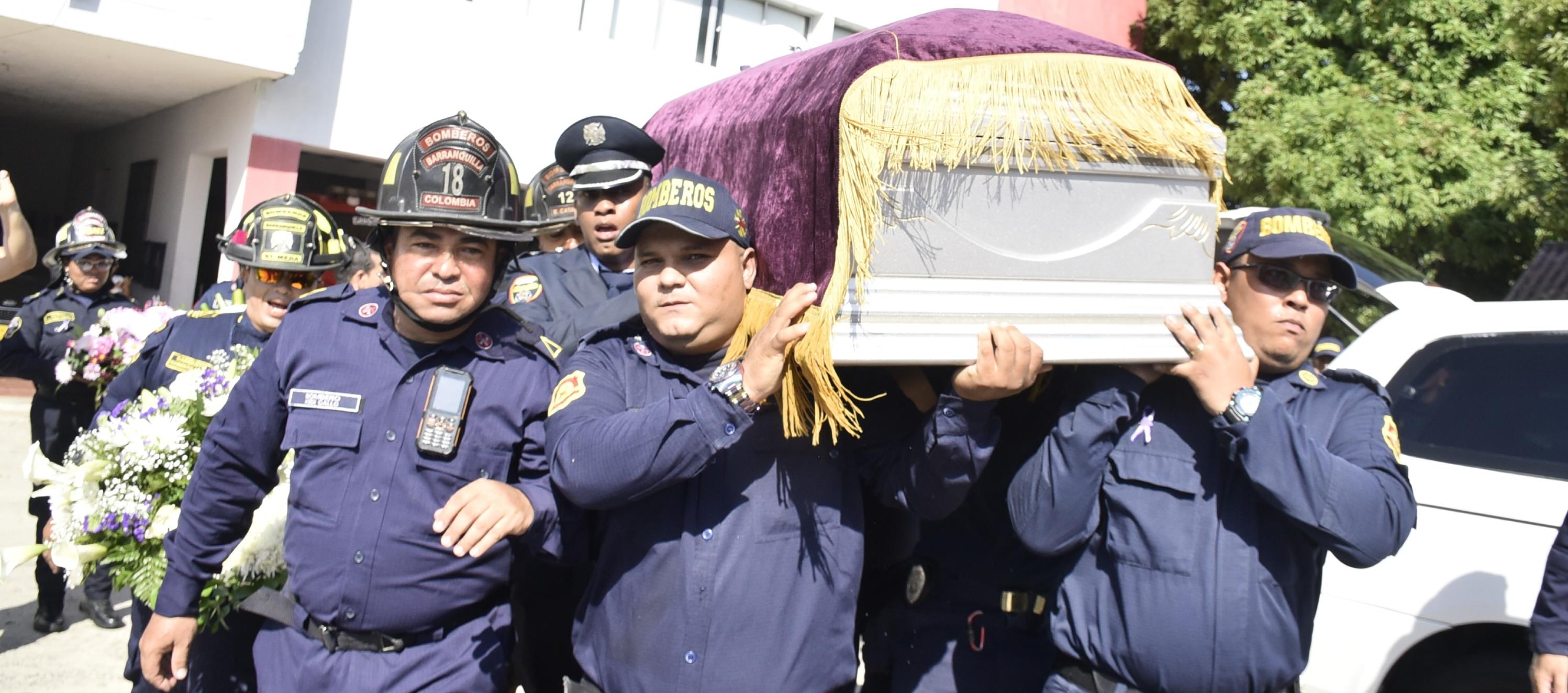 El ataúd con el cuerpo del sargento Javier Solano es llevado en hombros por sus compañeros.