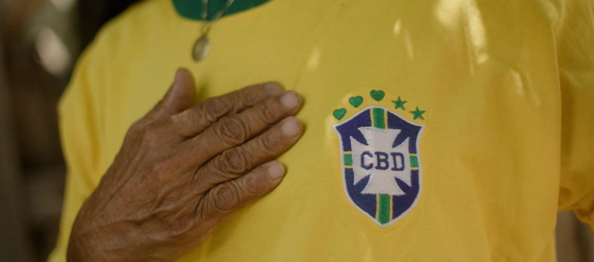 Propuesta de la camiseta de Brasil con tres corazones y dos estrellas.