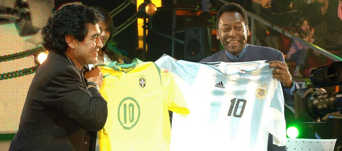Maradona y Pelé intercambiaron camisetas de sus respectivas selecciones.