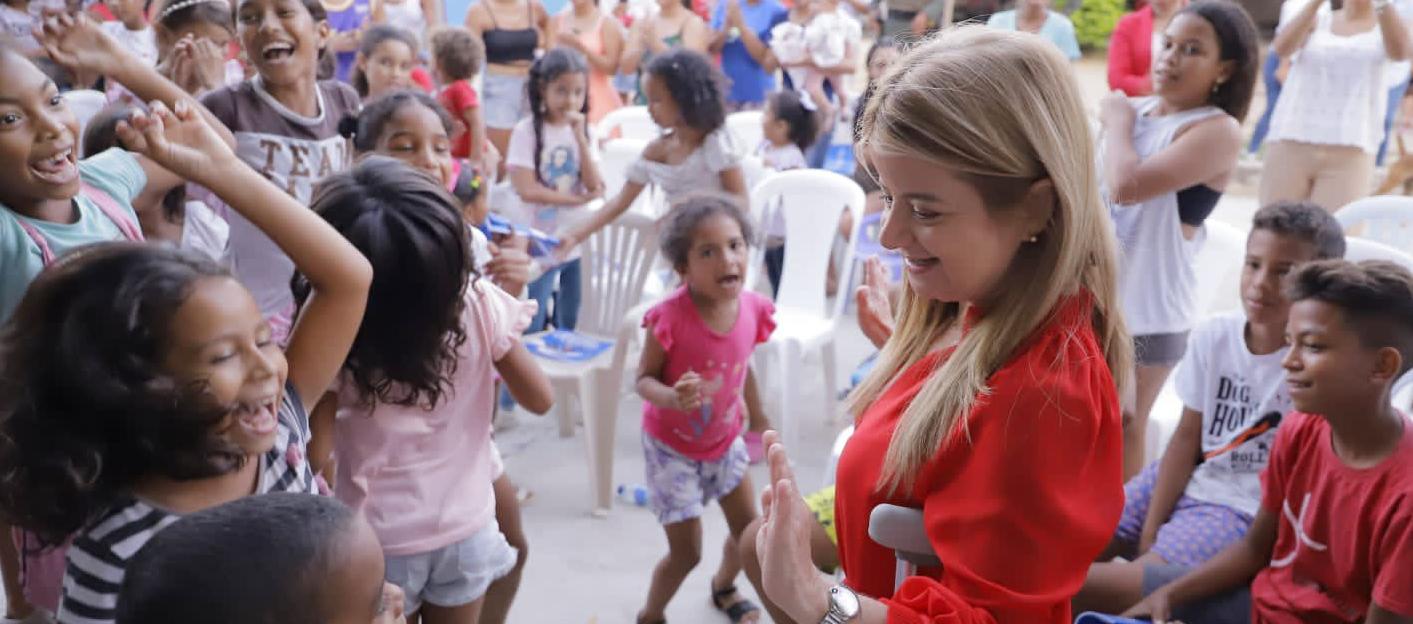 La gobernadora Elsa Noguera en una reciente entrega de regalos a los niños de La Peña, Sabanalarga.