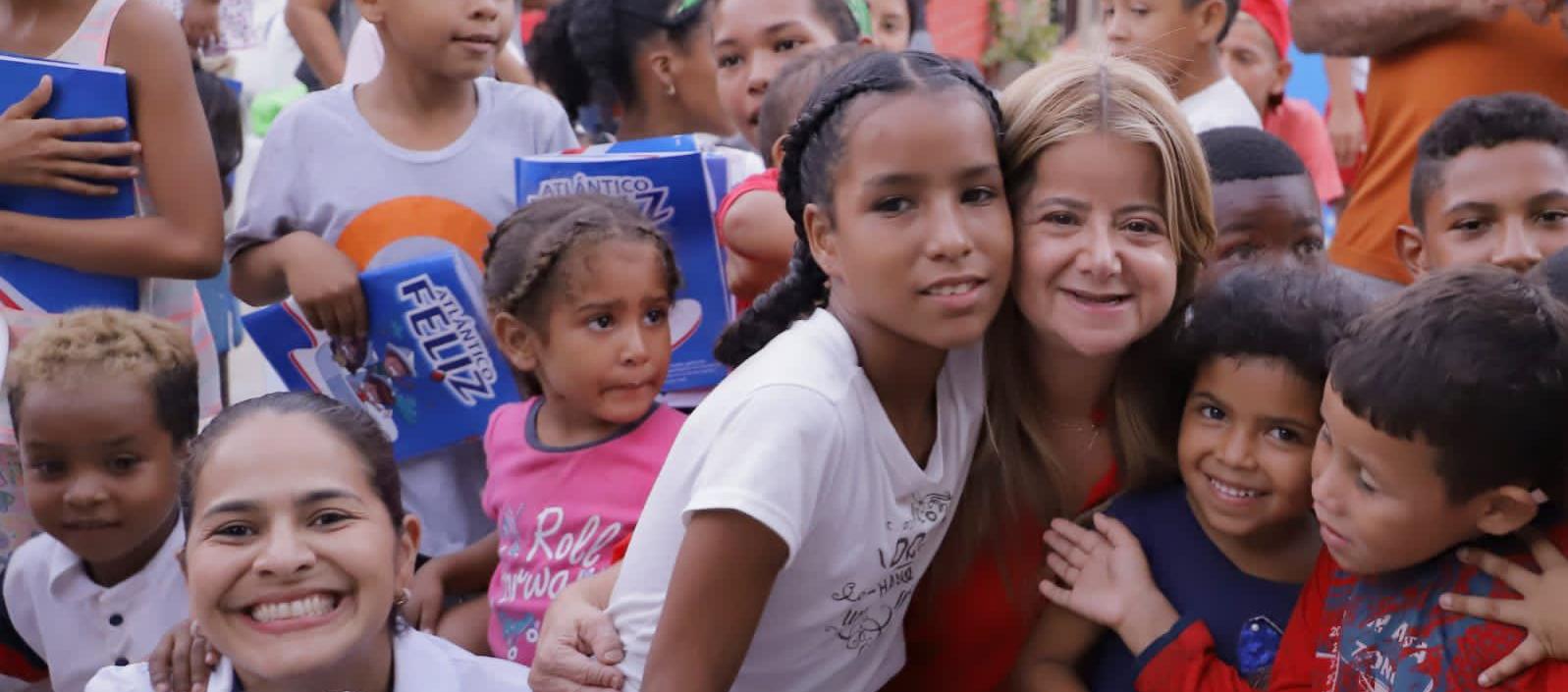 La gobernadora Elsa Noguera compartió una jornada de Navidad con niños de La Peña, damnificados por la ola invernal.
