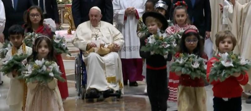 El Papa, que permaneció sentado, estuvco rodeado de niños de varias nacionalidades.