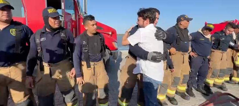 El alcalde Jaime Pumarejo estrechó la mano a cada uno de los bomberos y luego los abrazó.