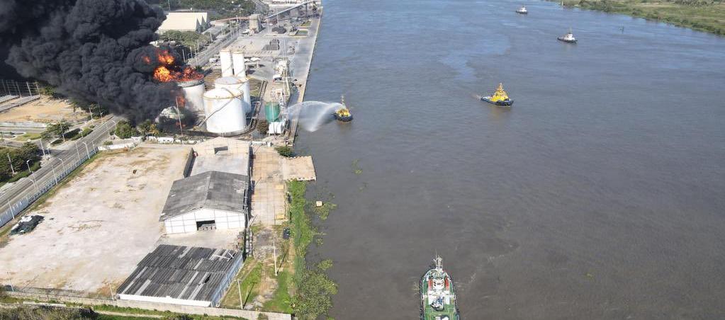Vista aérea de la emergencia por el incendio en el puerto de Compas.
