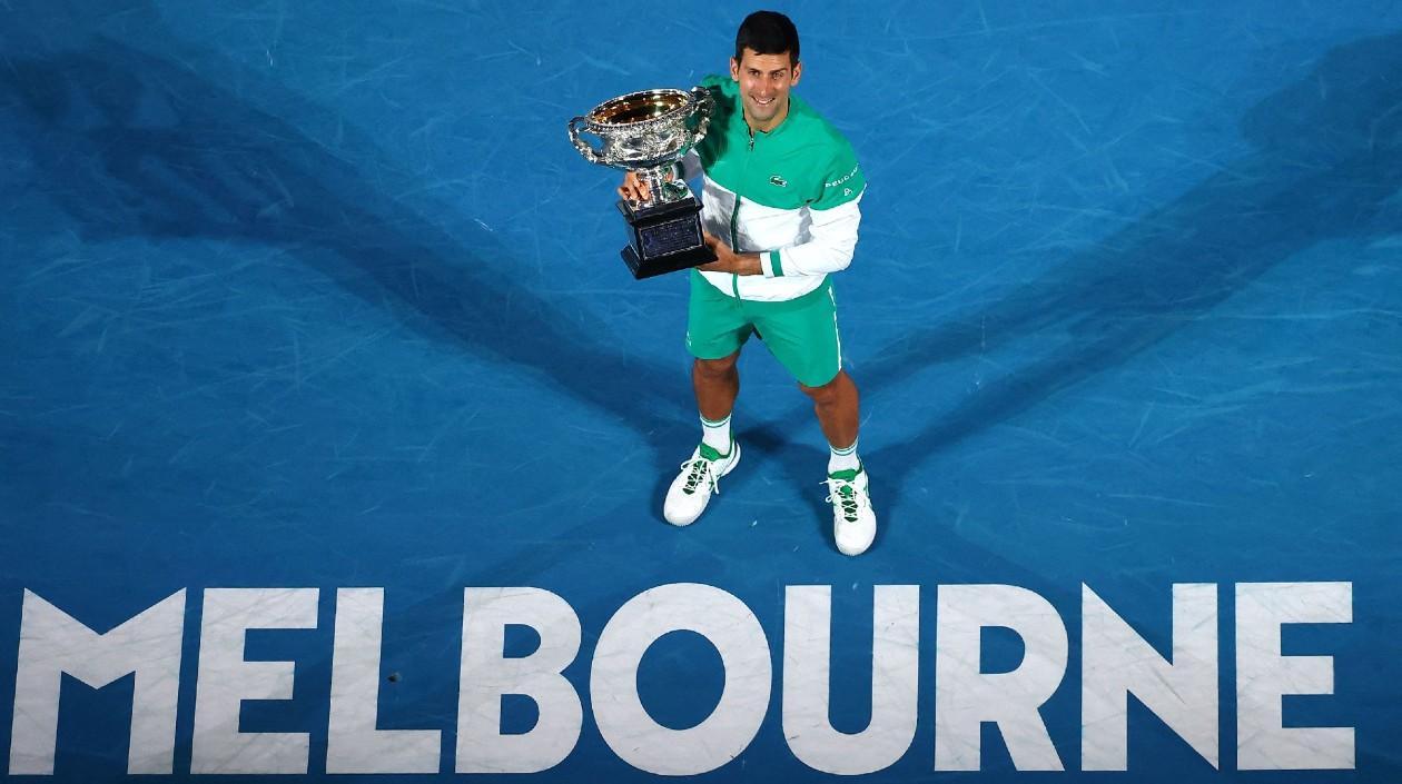 Novak Djkovic, tenista serbio, con el trofeo de campeón.