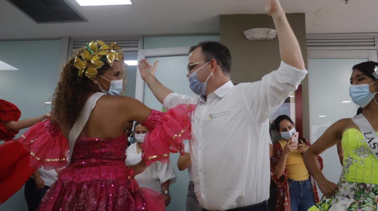 El alcalde de Sincelejo, Andrés Gómez, baila con una de las reinas de las Fiestas del 20 de Enero.