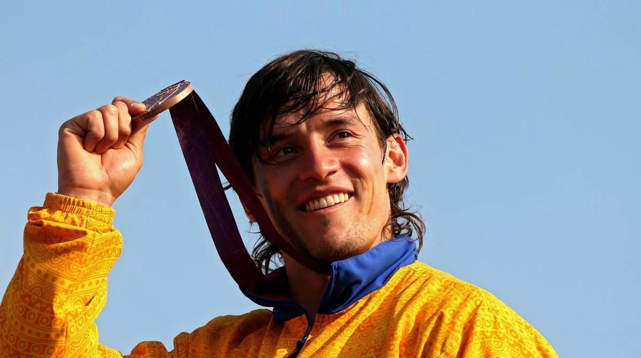 Carlos Mario Oquendo con su medalla de bronce olímpica. 