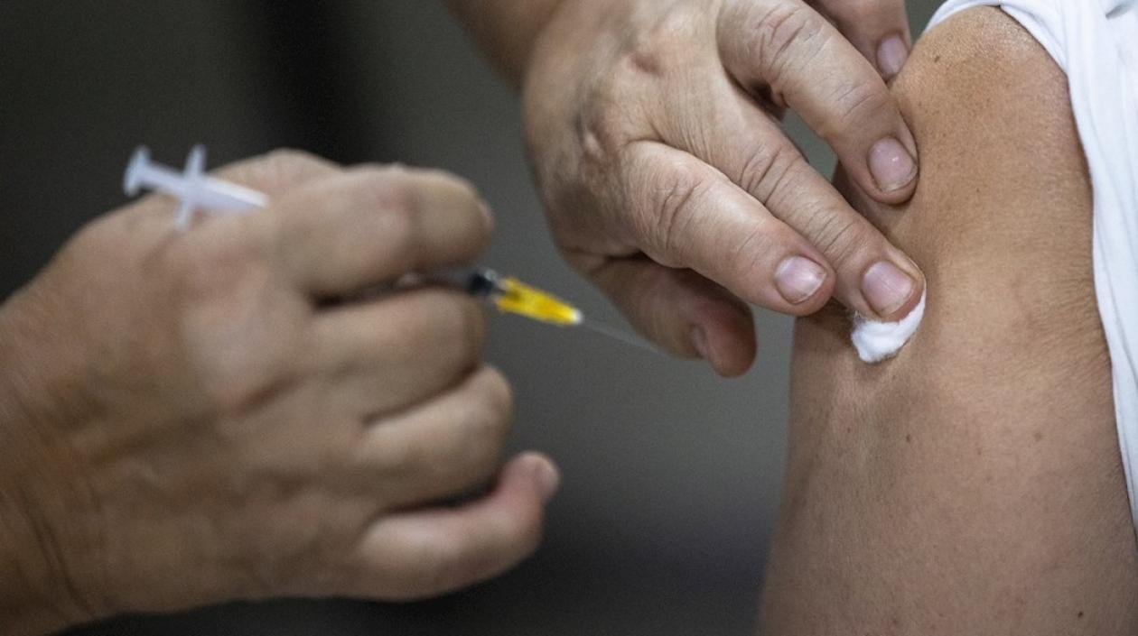 Una persona recibe una dosis de la vacuna contra la Covid-19, hoy, en Santiago (Chile).