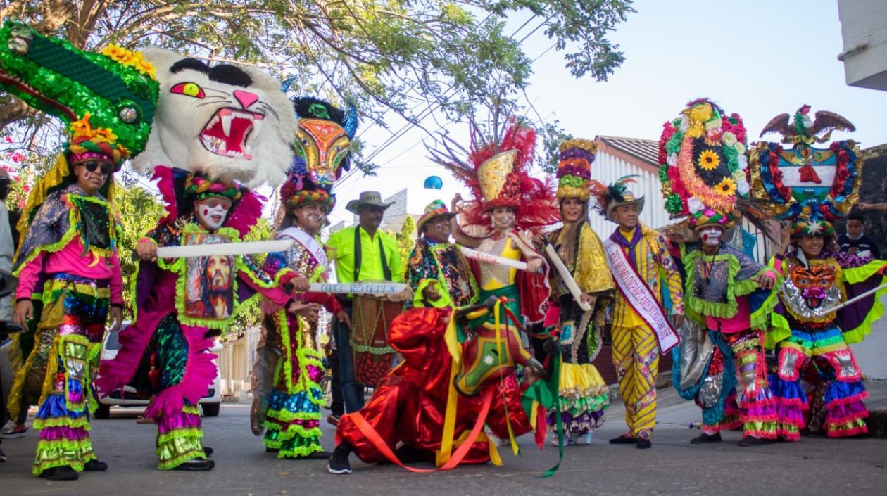 Los reyes del Carnaval de la 44 izaron banderas de las fiestas en Pumarejo.