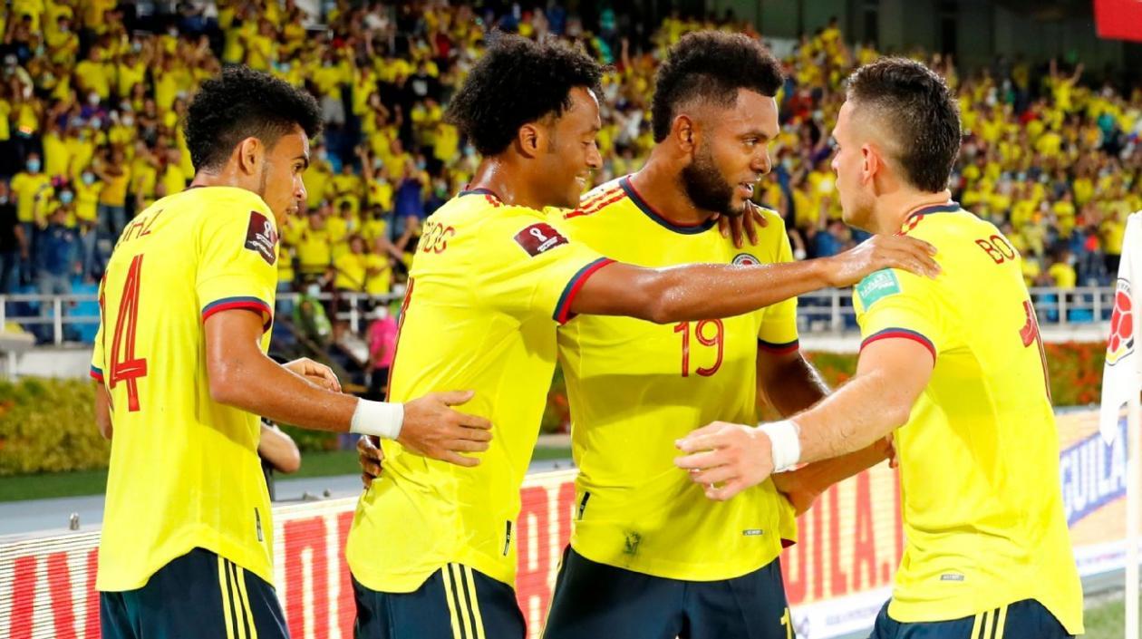 Jugadores de Colombia celebran un gol. 