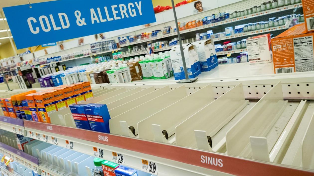 Los compradores son recibidos con estantes vacíos en el departamento de farmacia de una tienda de comestibles en Alexandria, Virginia, EE. UU.