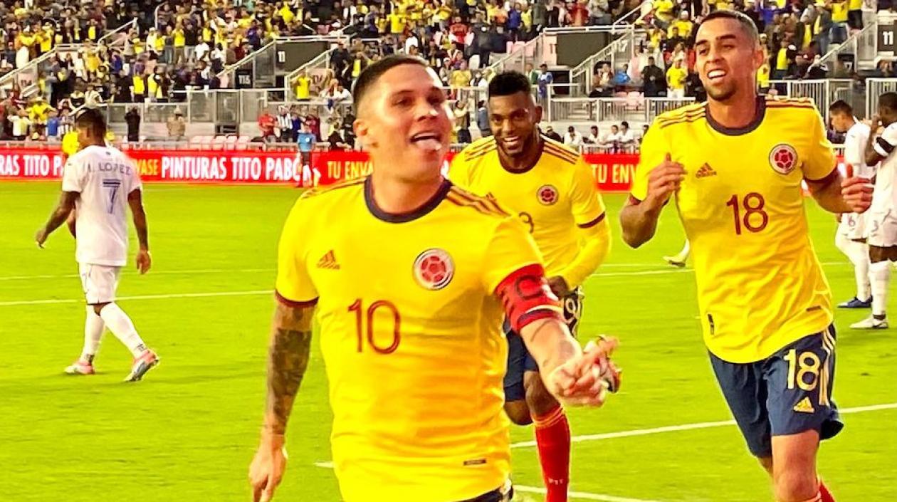 Juan Fernando Quintero celebrando el gol con Miguel Ángel Borja y Daniel Giraldo.