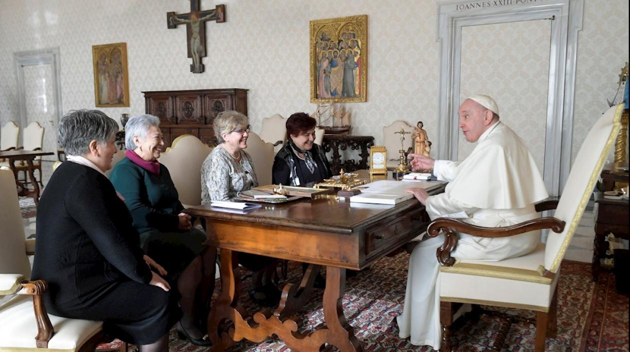 Papa Francisco aparece sentado en una audiencia reciente.