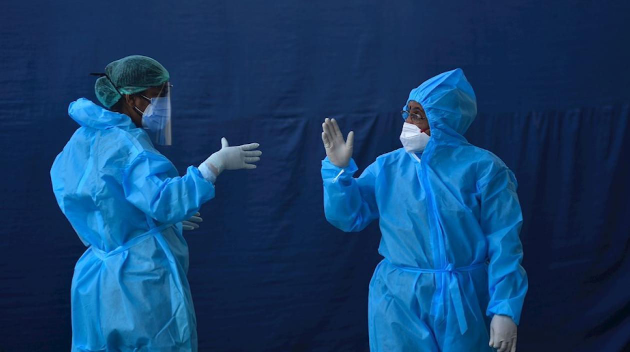 Dos sanitarios protegidos con EPIS en un hospital de Chenai, India. 