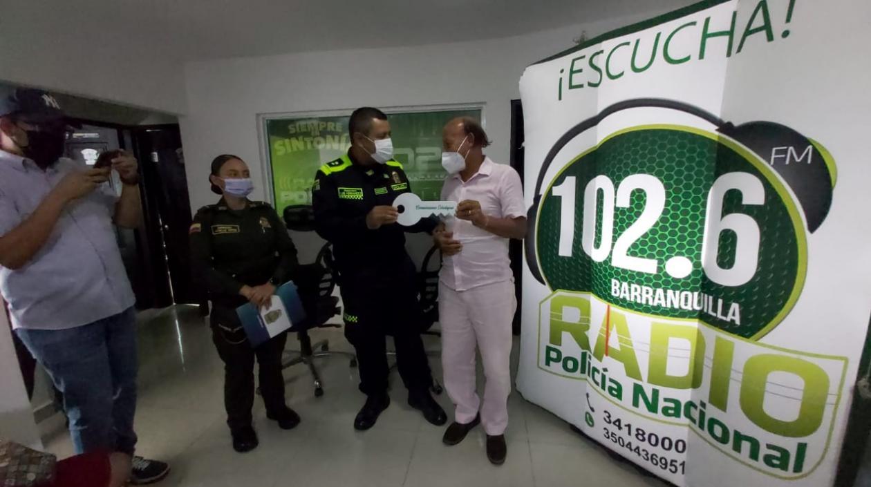 El periodista Manuel Pérez Fruto recibe la llave simbólica de la Oficina del Periodista en la Mebar,