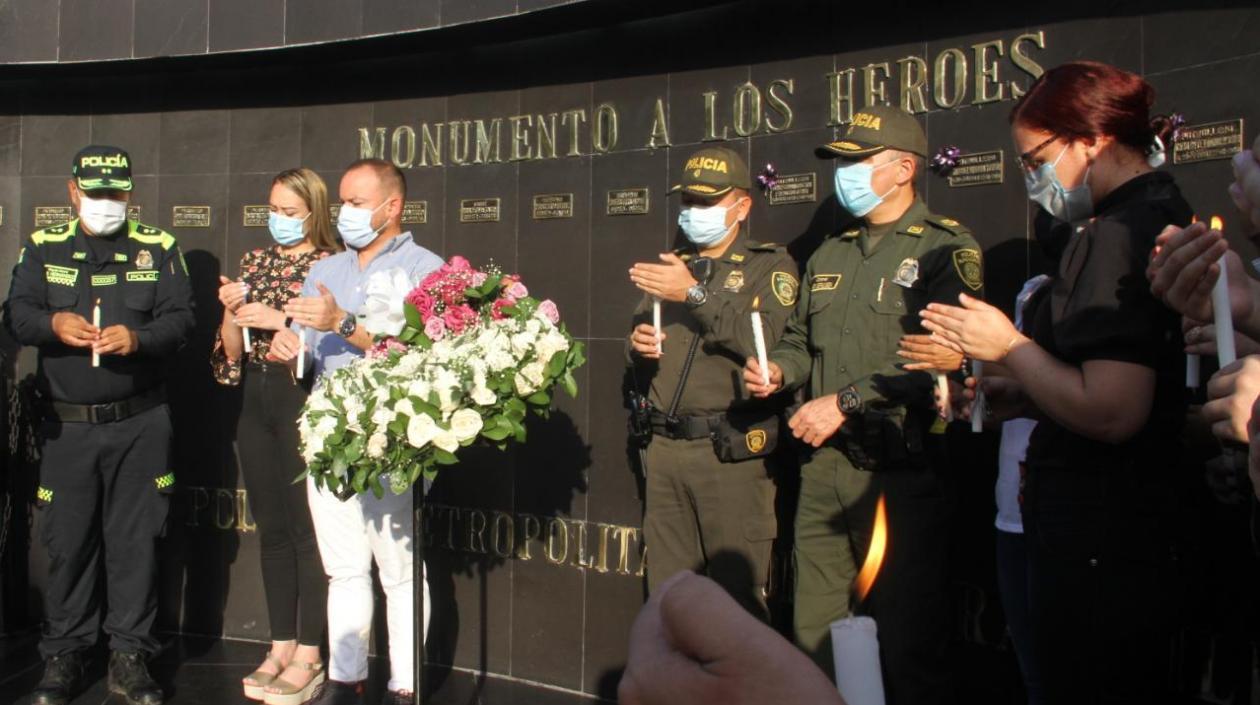 Al cumplirse 4 años del atentado hubo una ofrenda floral en el Comando de la Policía Metropolitana de Barranquilla. 