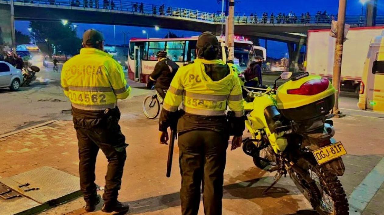 Foto referencia de policías vigilando una zona de Bogotá
