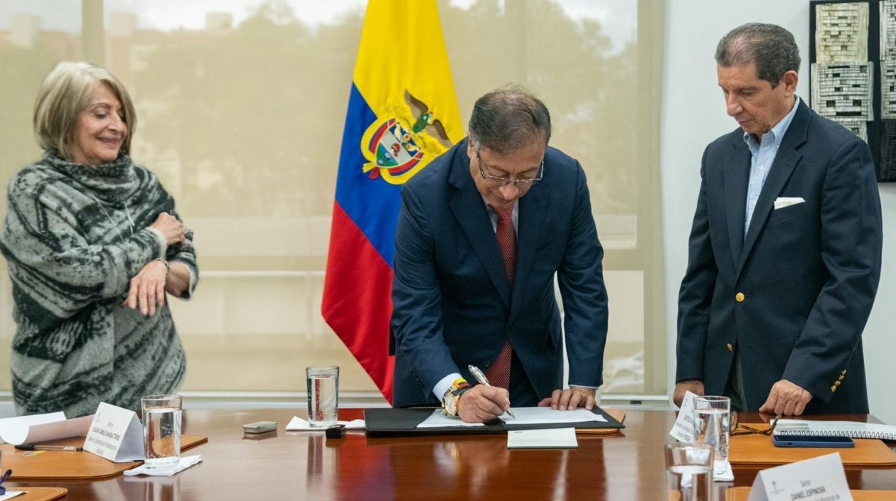 El Presidente Petro firma el pacto con Fedegan. Observan la Minagricultura y José Félix Lafaurie.