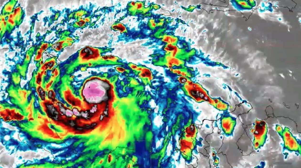 Entre 12 y 16 horas el huracán ‘Julia’  permanecerá en San Andrés y Providencia
