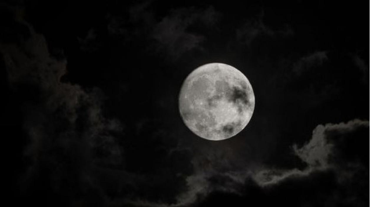 También es llamada “luna del cazador”, que coincide con la lluvia de estrellas de las dracónidas.