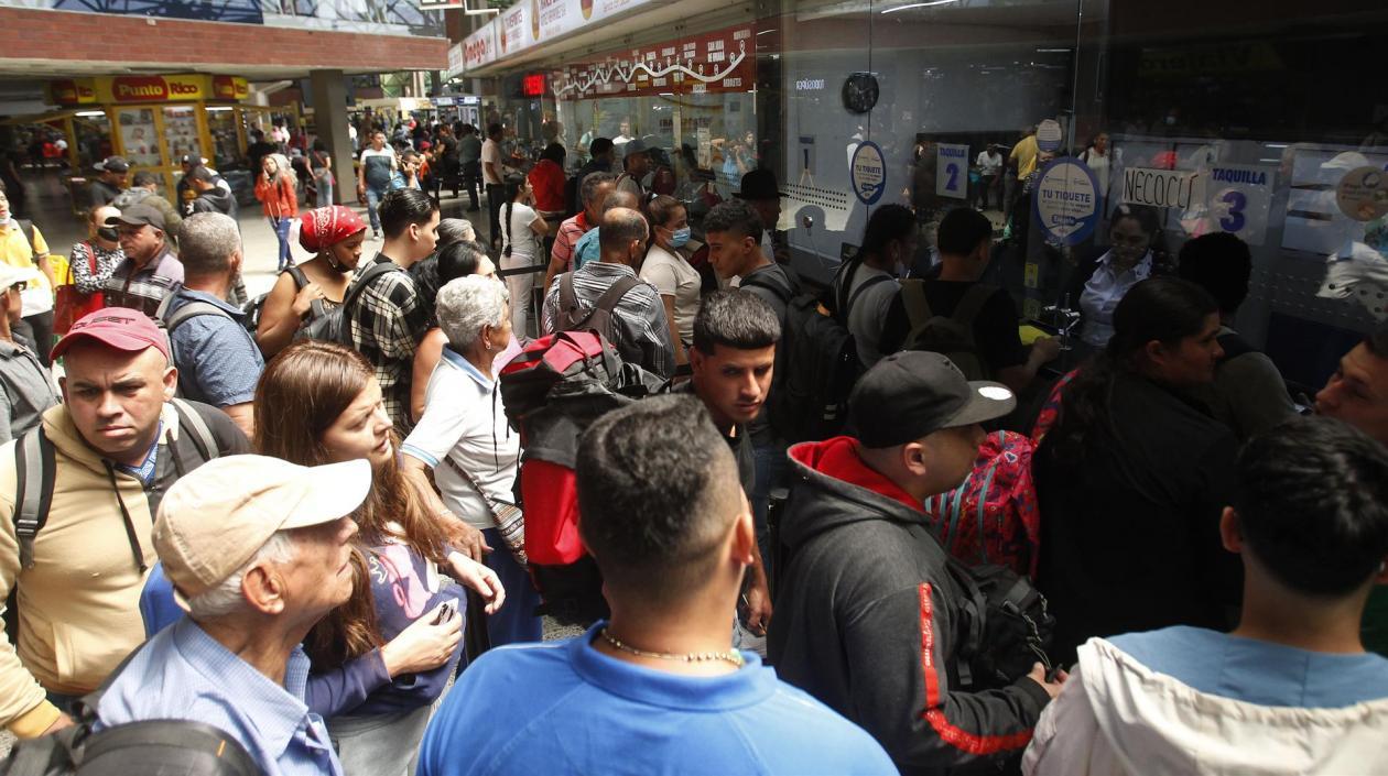 Migrantes venezolanos esperan para abordar los autobuses que los lleven hacia el municipio de Necoclí.