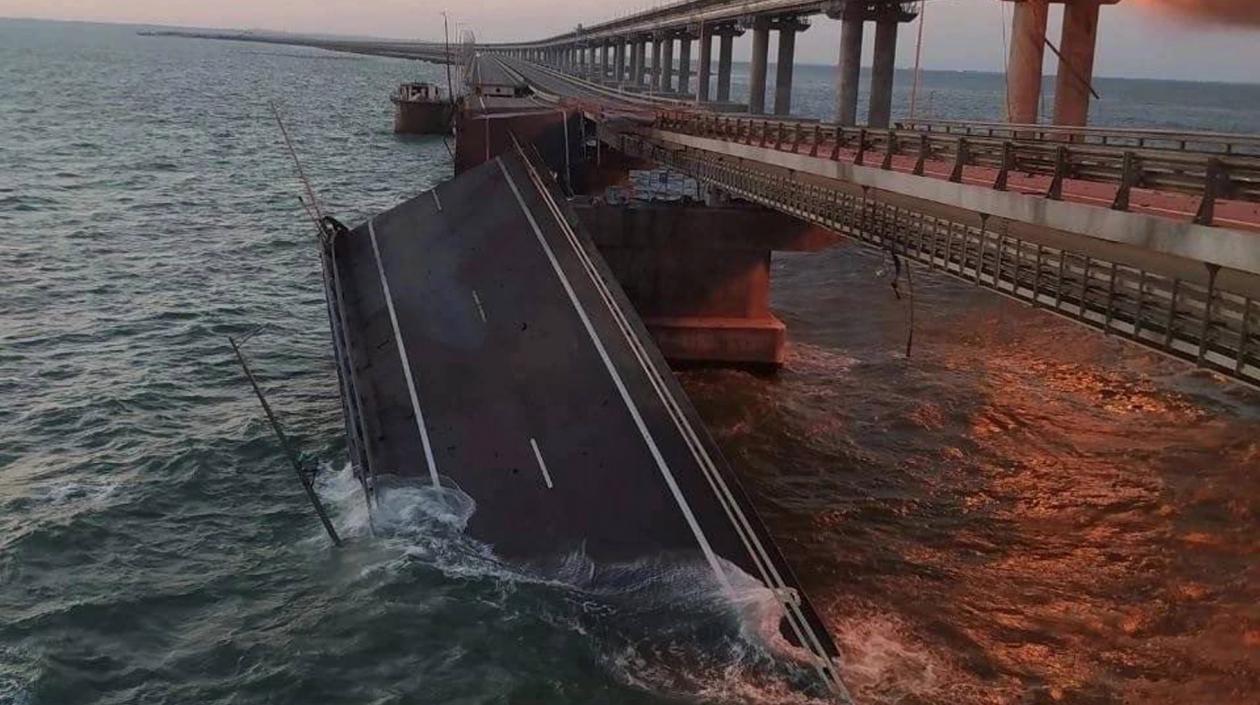 El puente de Crimea quedó seriamente dañado. 
