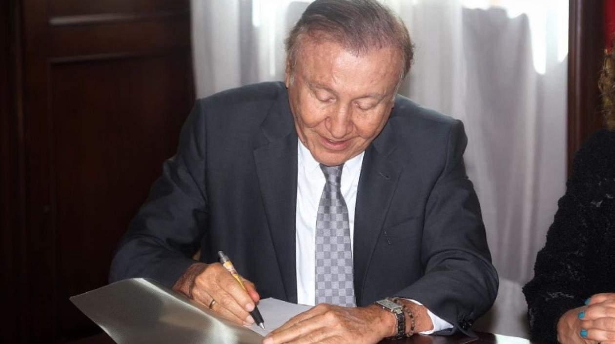 Rodolfo Hernández, senador.