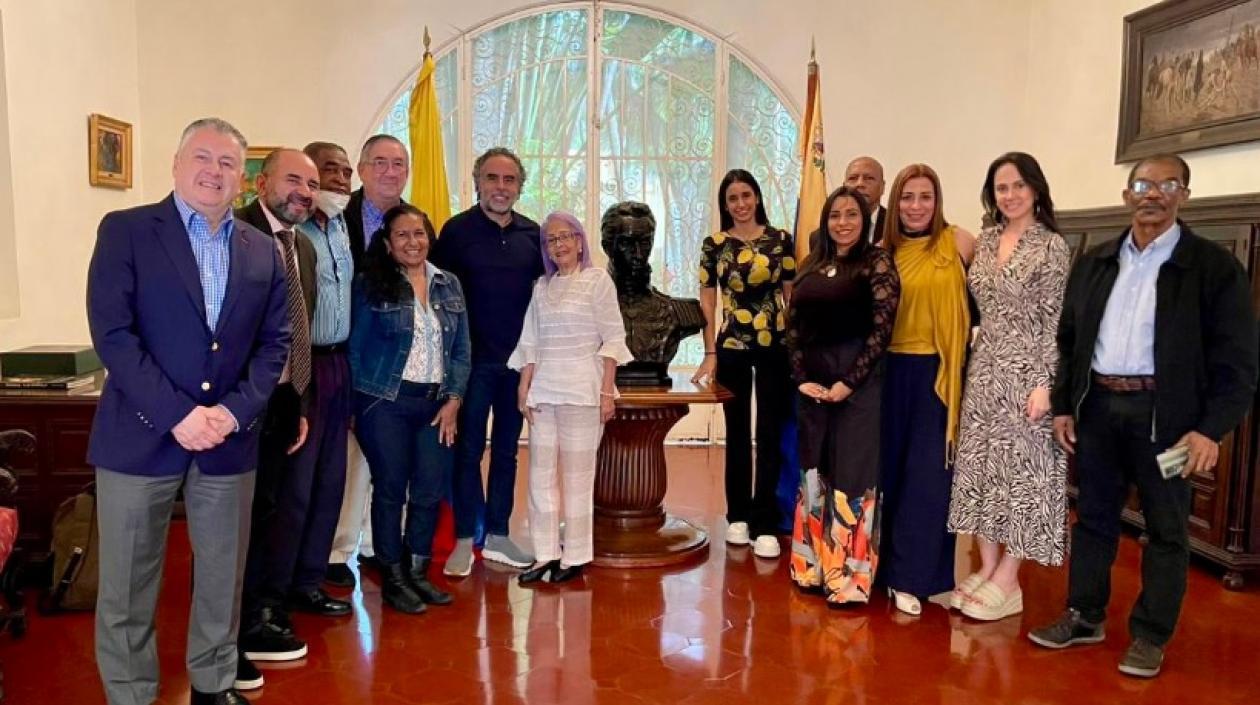 El embajador Benedetti con delegados de colombianos que residen en Venezuela.