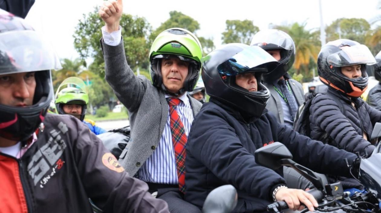 El Ministro de Transporte, Guillermo Reyes, viajó como parrillero a la salida de la reunión con motociclistas.