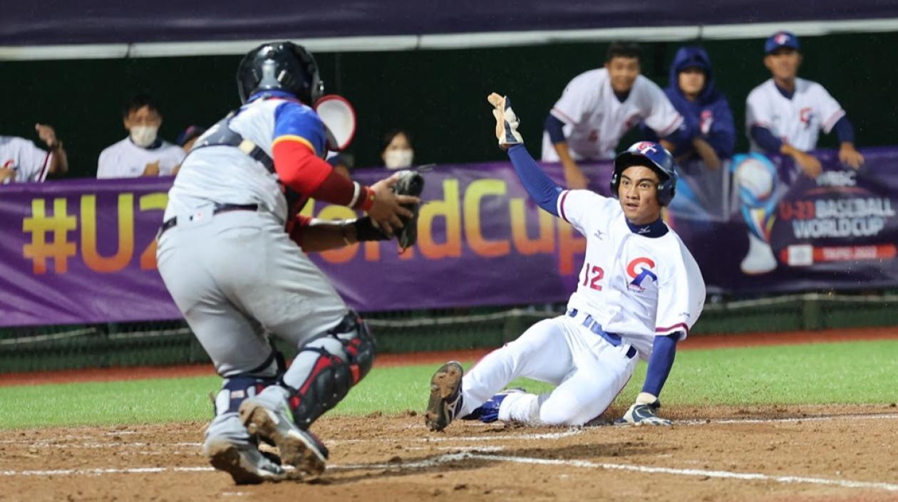La anfitriona China Taipei aprovechó la débil defensiva de Colombia y la falta de respuesta de su bullpen, derrotándola por 6-2, en la apertura de la Copa Mundial de Béisbol Sub-23, en el Taipei Tianmu Baseball Stadium de la ciudad de Taipei. Yan-Cheng Wang (1-0) trabajó 1.2 entradas para llevarse el triunfo, Carlos de Ávila (0-1) cargó con el revés, los dueños de casa ligaron 5 imparables y aprovecharon la precaria defensiva de 7 errores de sus rivales. China Taipei fabricó su primera carrera en el segundo