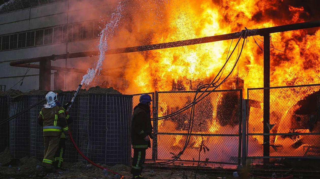 Técnicos de los servicios de emergencia atienden un incendio después de un bombardeo en Kiev este martes