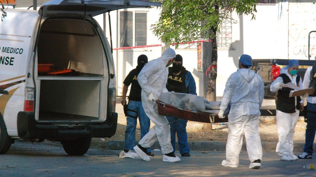 Autoridades de Monterrey transportan a una de las víctimas de la masacre de Monterrey