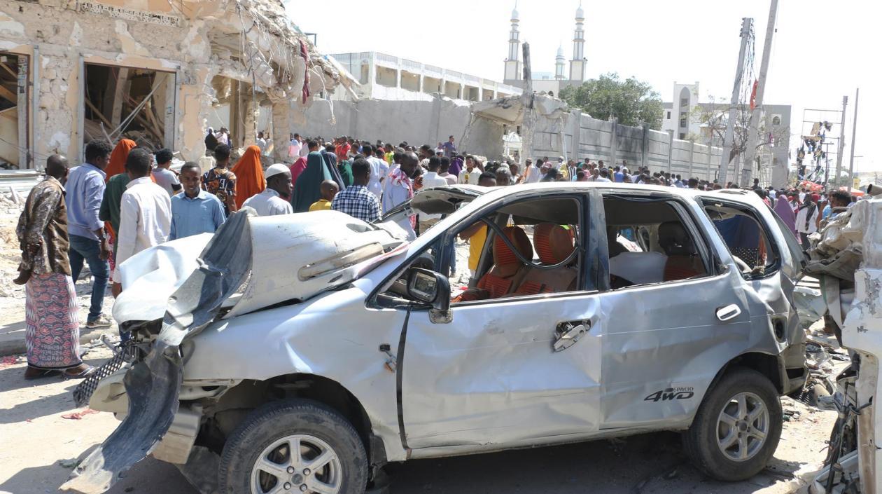 Un vehículo destrozado luego de las dos explosiones en Mogadiscio.