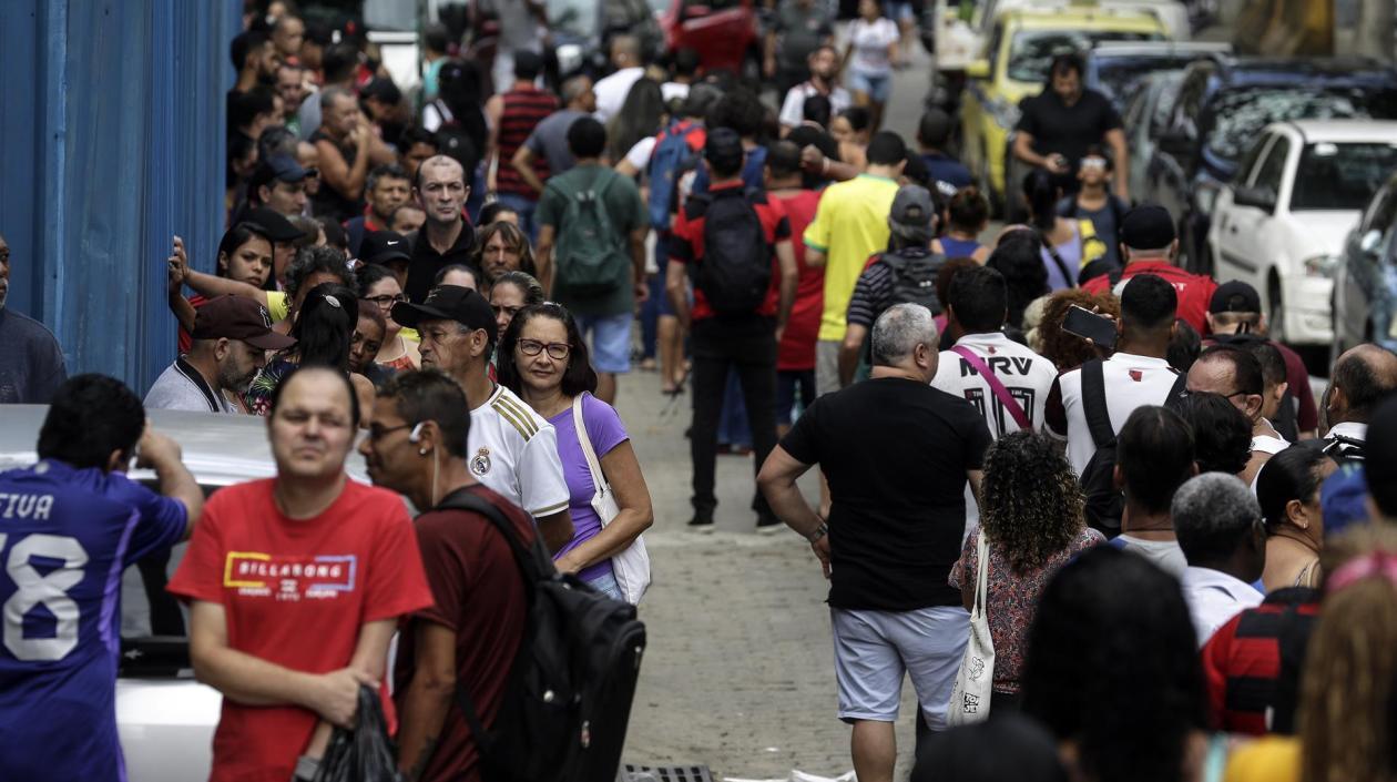 Ciudadanos hacen fila para votar este domingo en Río de Janeiro.
