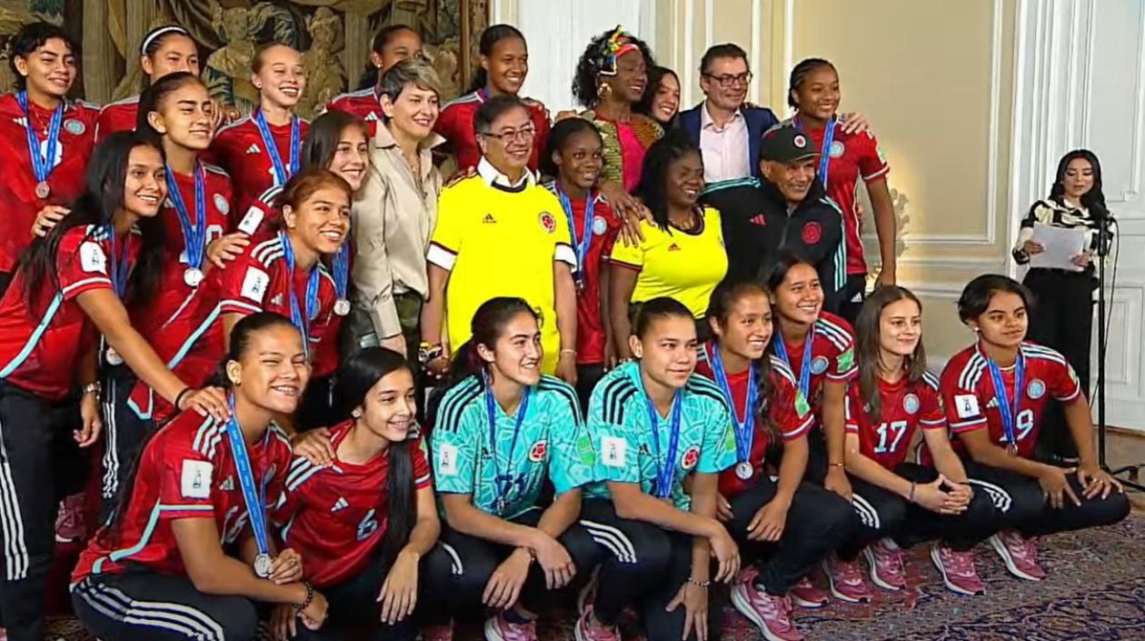 Presidente Gustavo Petro con las jugadoras de la Sub-17.