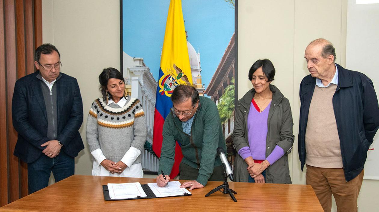El Presidente Gustavo Petro firmando el Acuerdo.