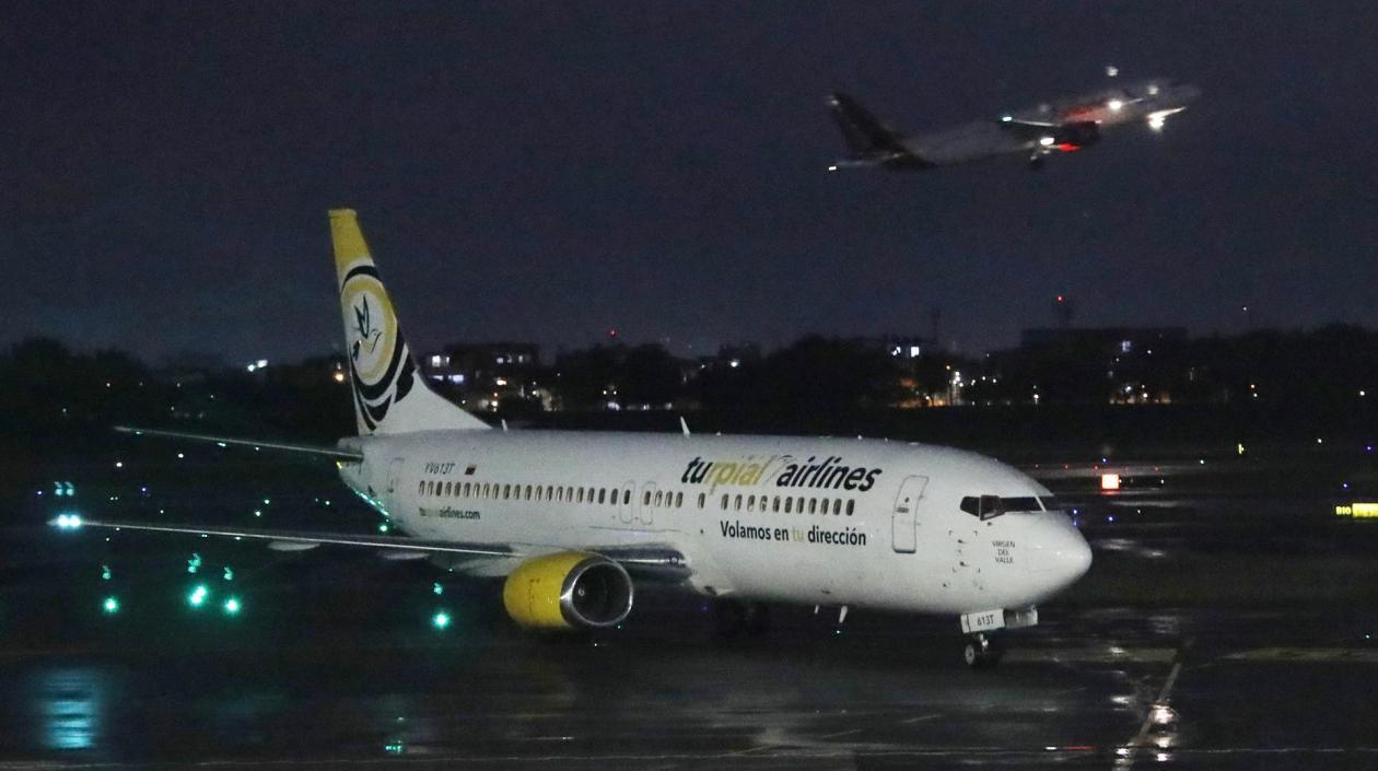 El avión de la aerolínea Turpial a su llegada al aeropuerto El Dorado.