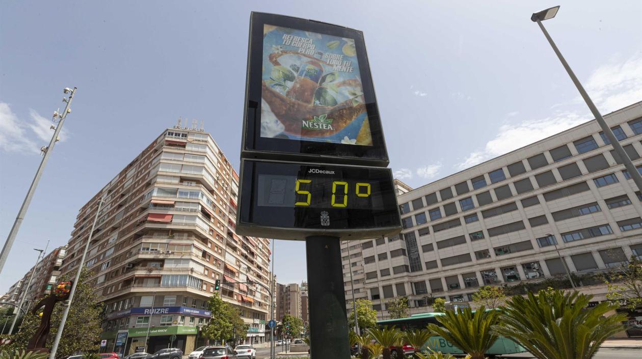 Imagen de archivo de un termómetro este verano en Murcia, España.