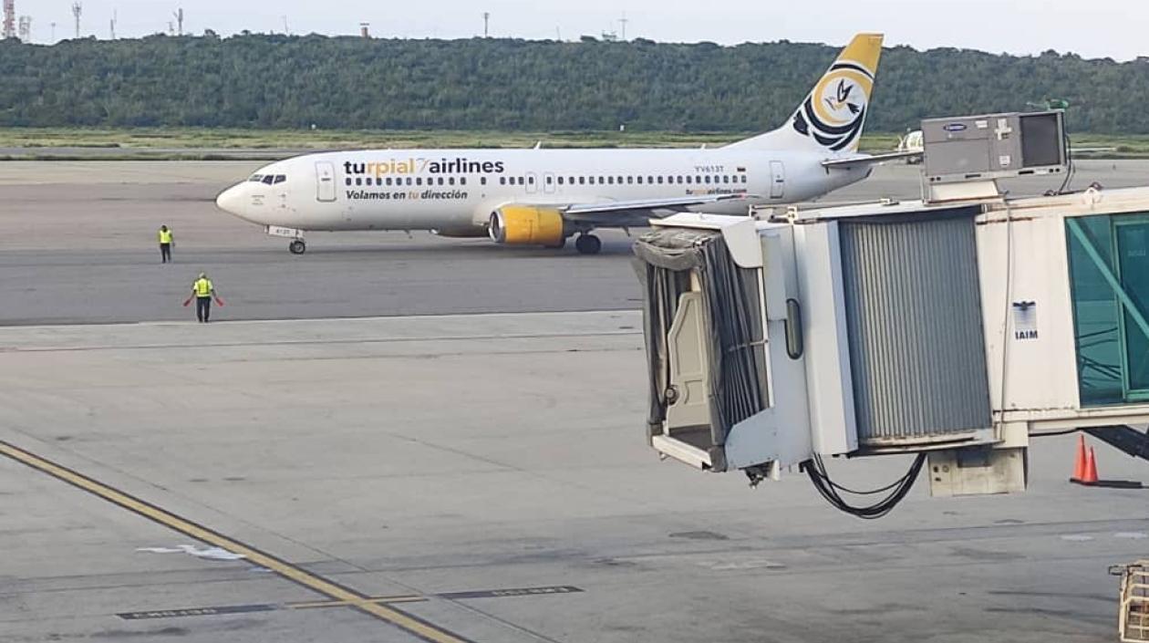 El avión de Turpial Airlines iniciando el rodaje de la pista en Caracas.