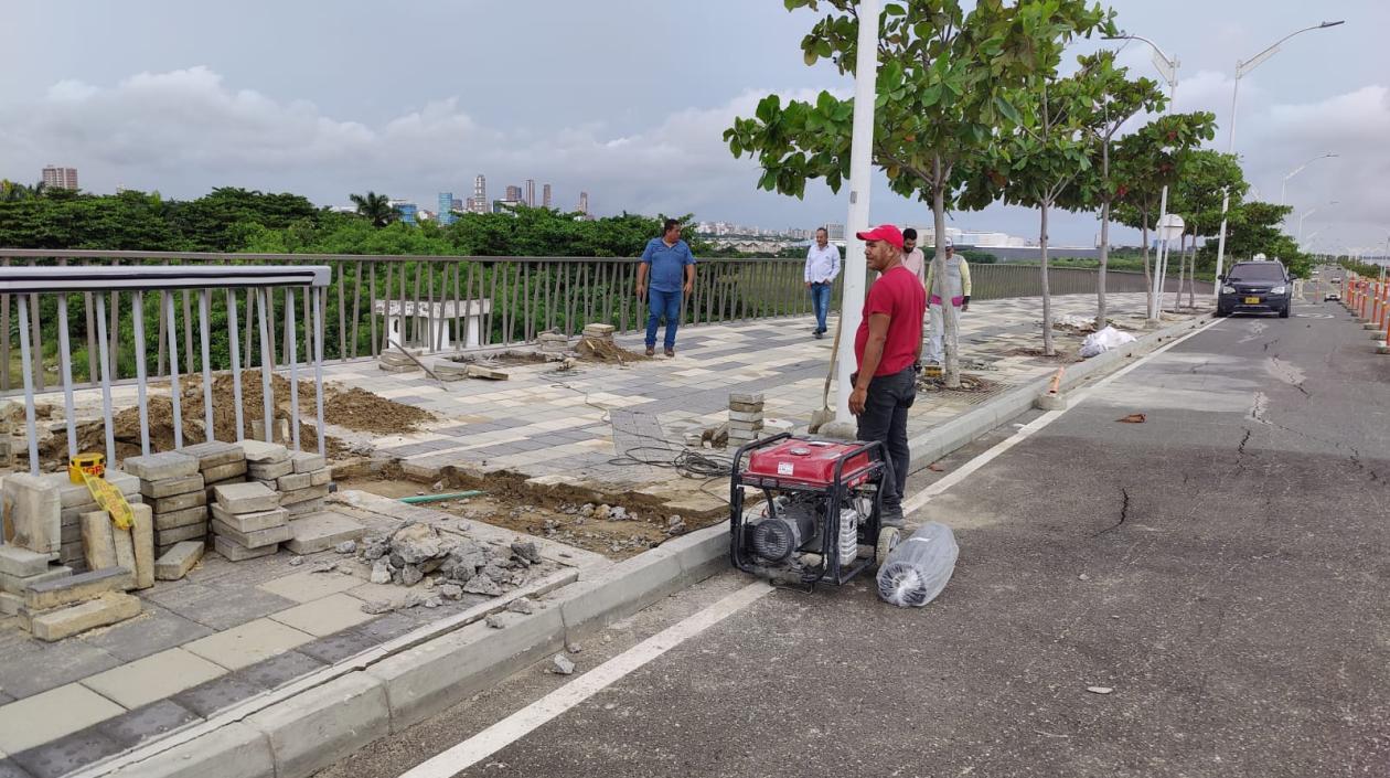 Contratistas del Distrito trabajan en el desnivel que se presentó en la zona peatonal del Gran Malecón
