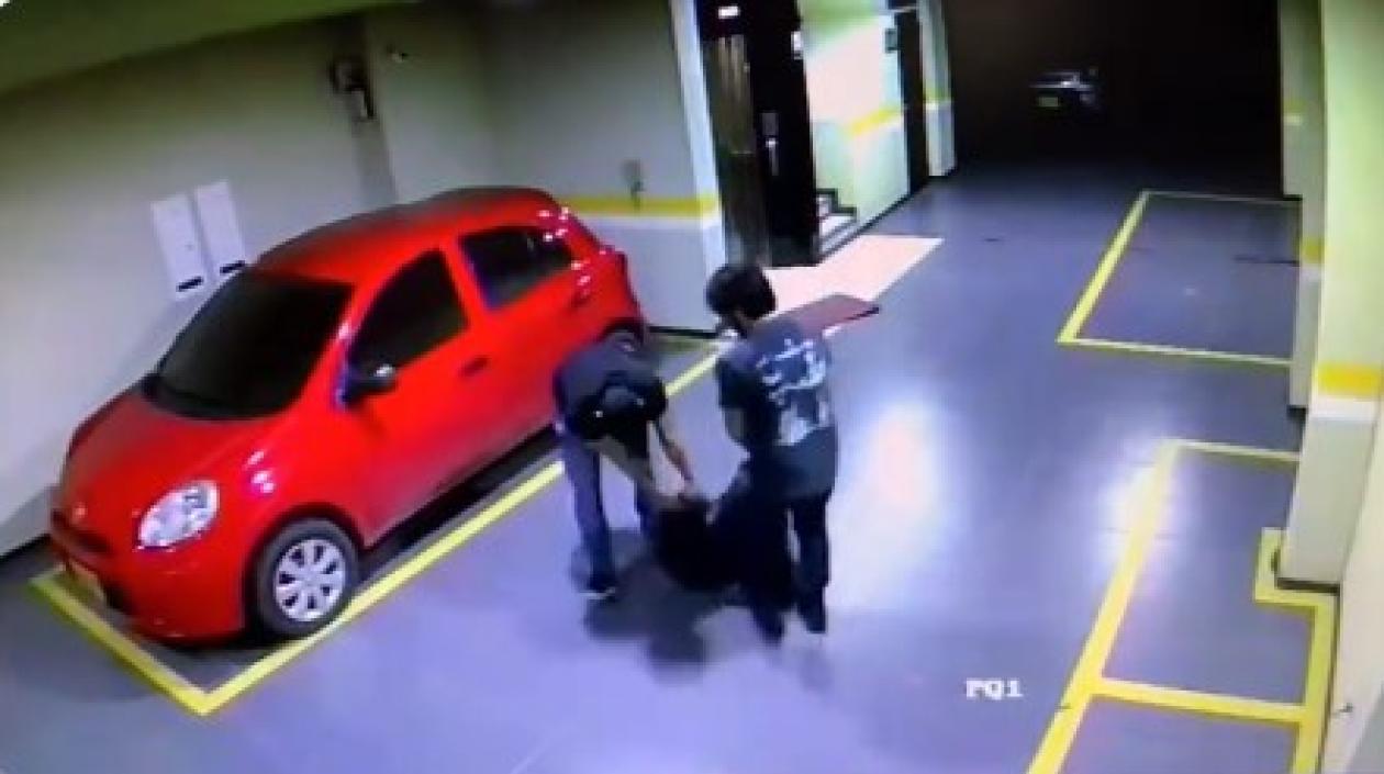 Después de golpiza en el ascensor, el periodista y un amigo arrastran a la mujer en un parqueadero