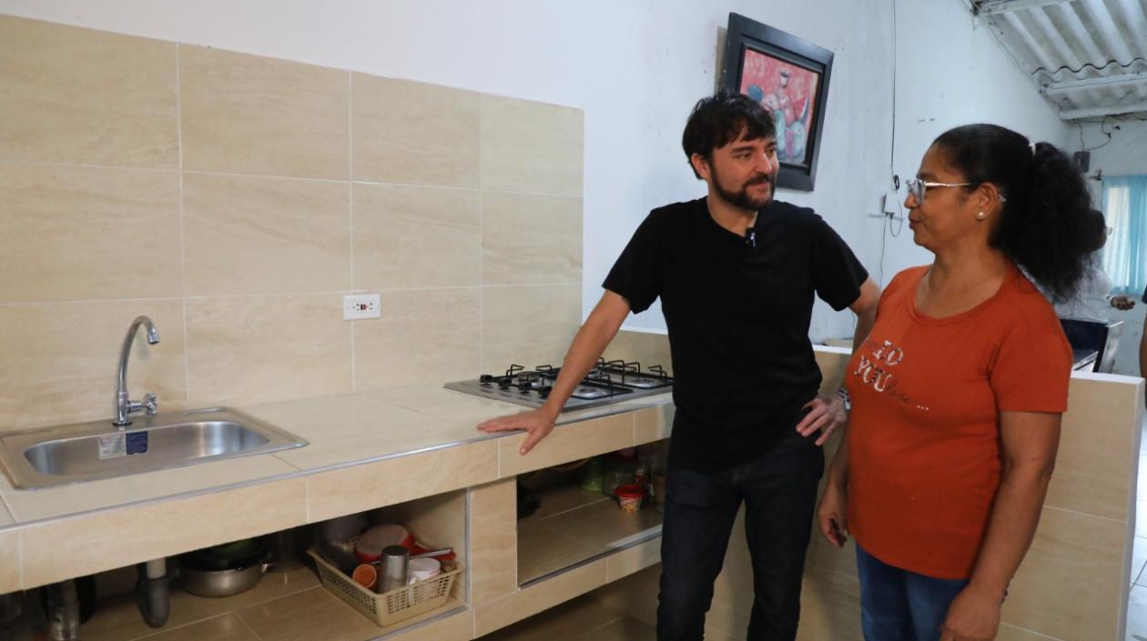 El alcalde Jaime Pumarejo en la nueva cocina de una beneficiaria del programa de mejoramiento de vivienda.