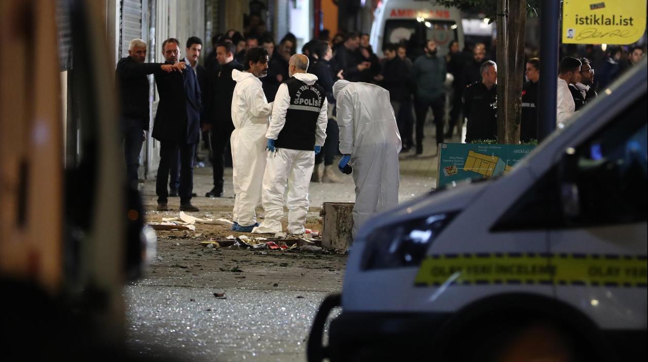 Policías acordonan el área el atentado con explosivos en Estambul.