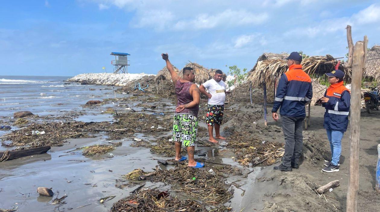 Residuos sólidos arrastrados y una parte de la playa 'tragada' por el fuerte oleaje e inundaciones.