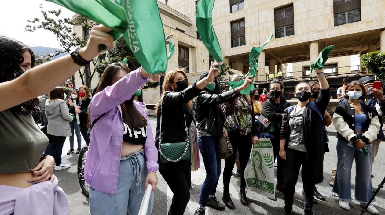 Integrantes del movimiento feminista 'Causa Justa' protestan frente a la Corte Suprema de Justicia,