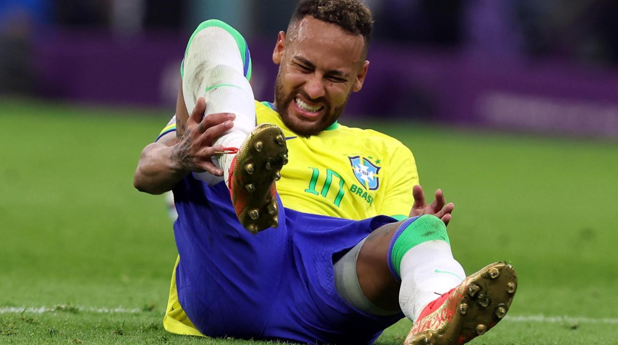 Neymar minutos después de la lesión.