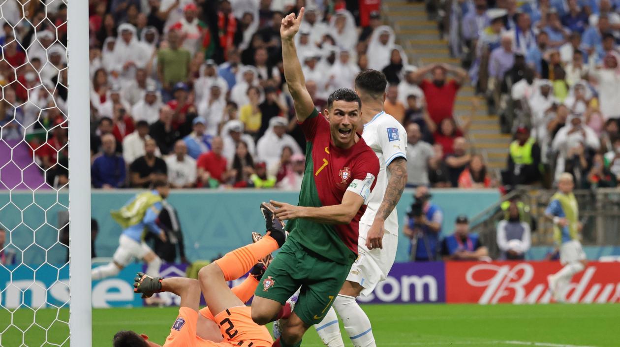 Cristiano Ronaldo festeja el primer gol de Portugal, el cual la Fifa otorgó a Bruno Fernandes.