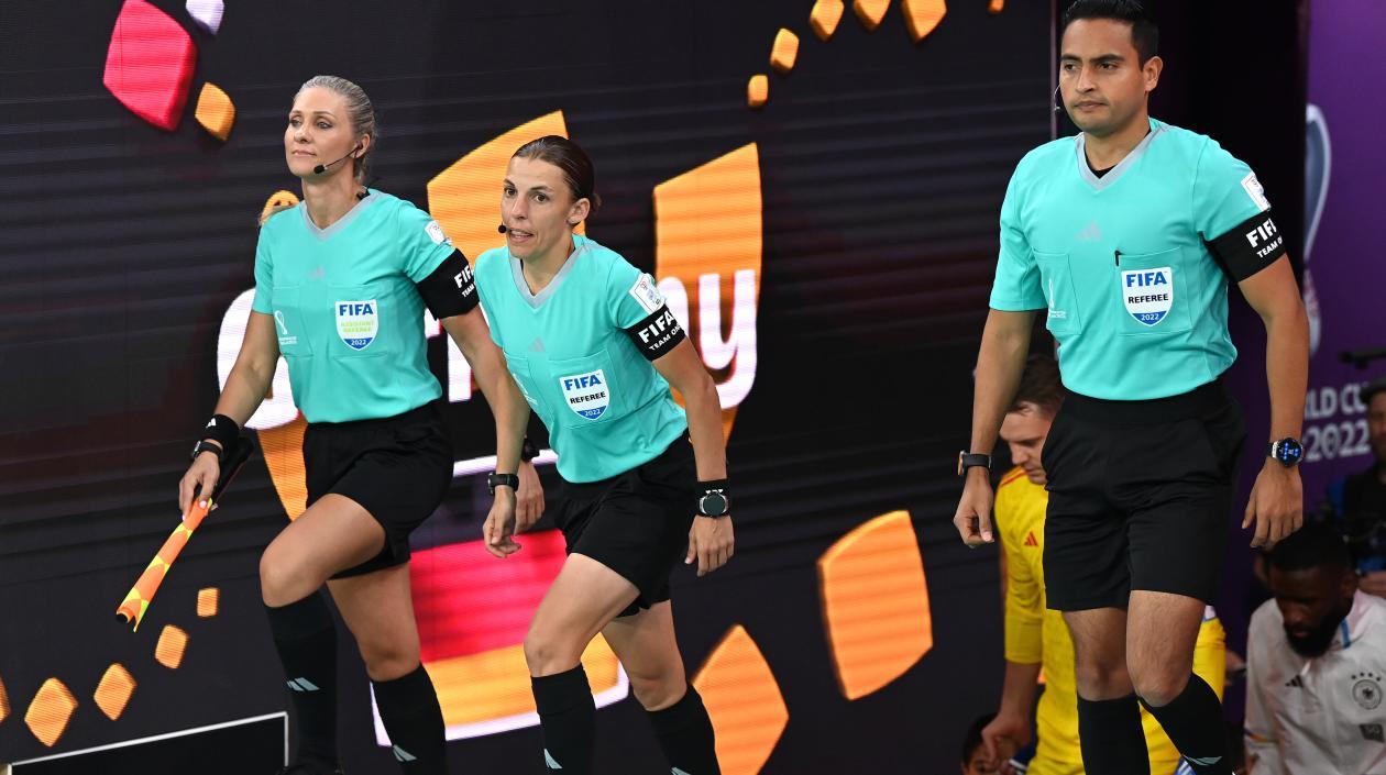 La árbitra Stephanie Frappart salta al campo para dirigir el partido entre Alemania y Costa Rica. 