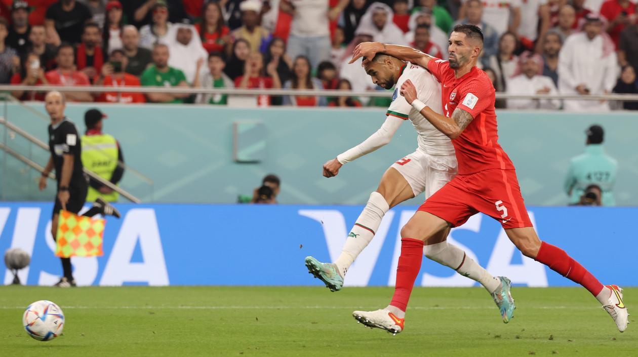 Youssef En-Nesyri remata para marcar el segundo gol de Marruecos.